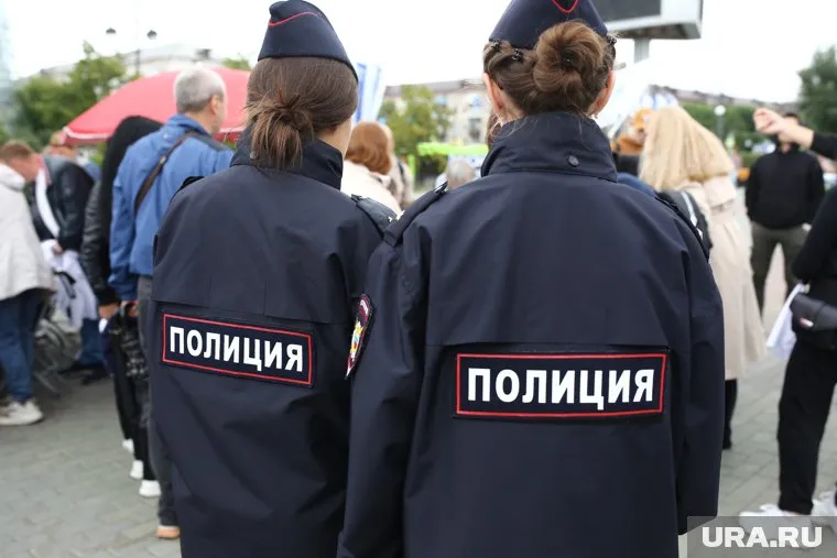 Женщина разорвала рисунки городов-героев в питерском Парголово еще 11 июля