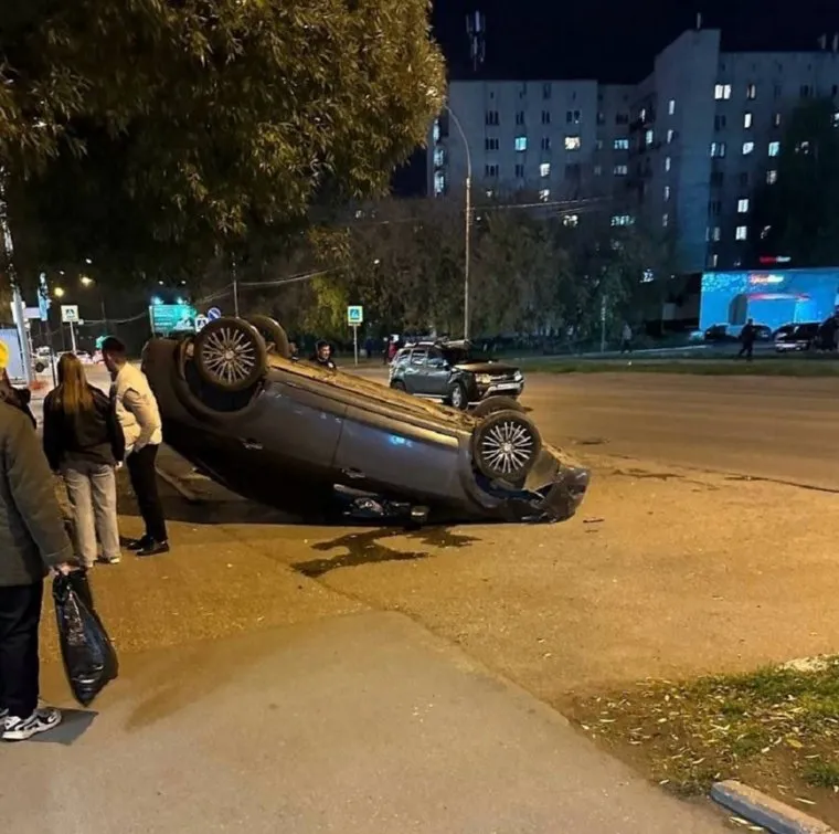 В Перми перевернулся легковой автомобиль из-за аварии на улице Солдатова