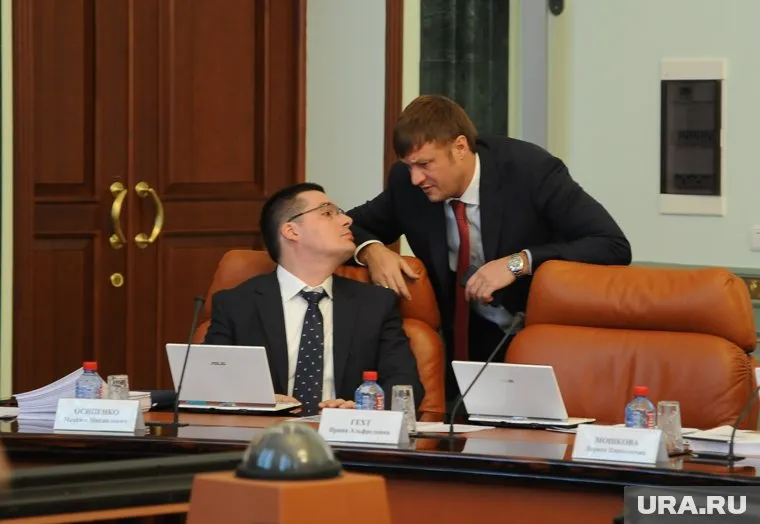 Глава Курчатовского района Челябинска Максим Осипенко (слева) подал в отставку