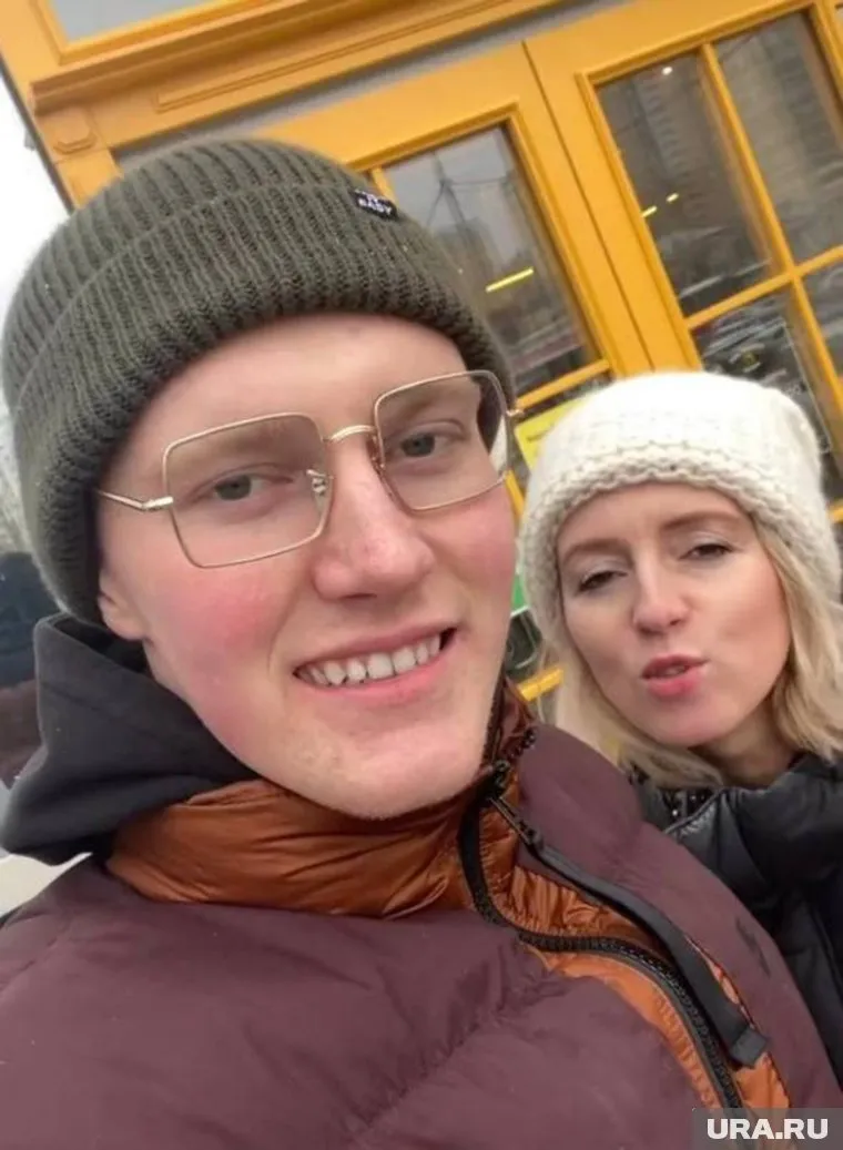 Блогер Миша Жук известен по роликам, где целует девушек в метро