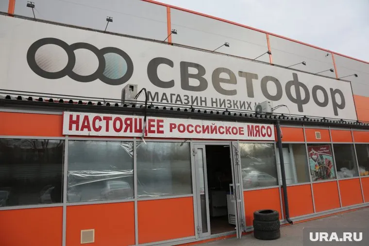 Плату за автобус до магазина собирает охранник на входе