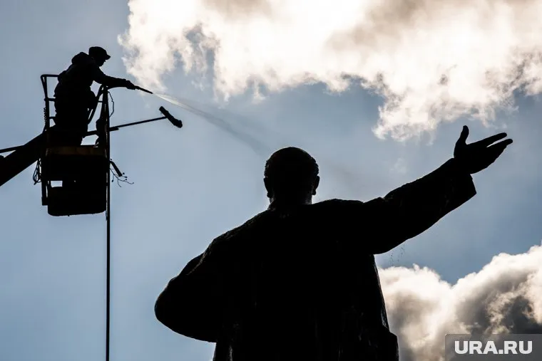 Памятник Ленину в Екатеринбурге чистят каждый год. Несмотря ни на что