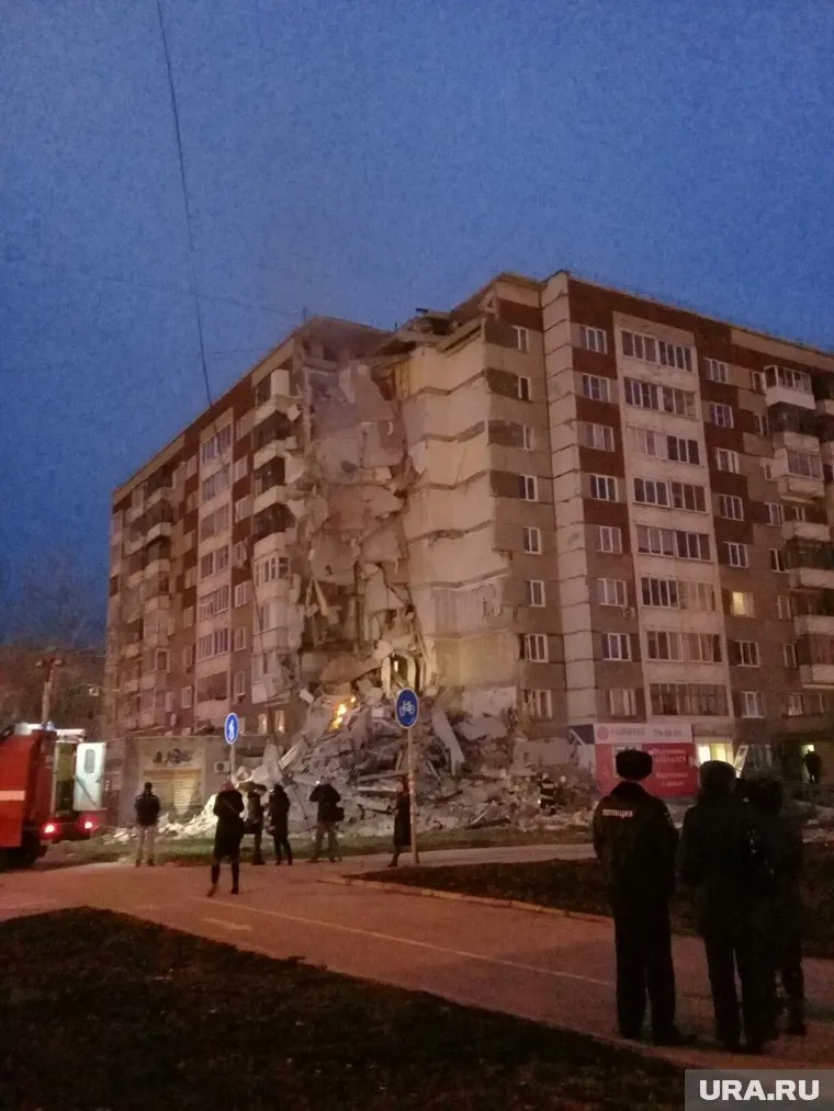 По предварительной версии в здании взорвался газ