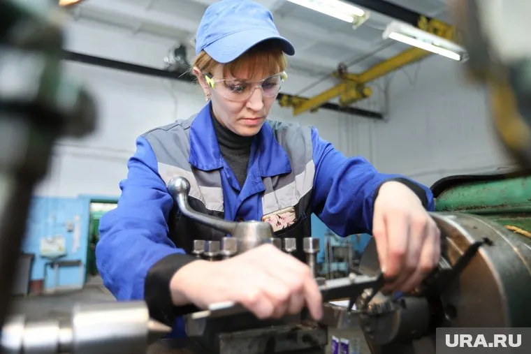 Токарям готовы платить более 100 тысяч рублей в месяц