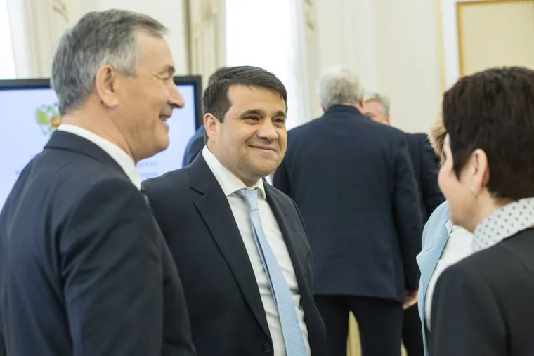 Представление ВРИО губернатора Тюменской области Александра Моора полномочным представителем президента Игорем Холманских. Тюмень , пискайкин владимир, улыбка