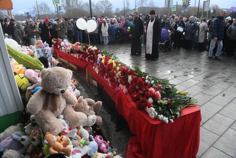 Мемориал, сбор средств, самосуд: новые подробности аварии в Ревде, где погибли девочки. Фото