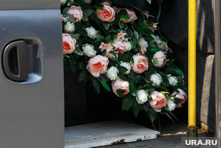 Мужчина заказывает венки на имя своей возлюбленной, хотя она еще жива