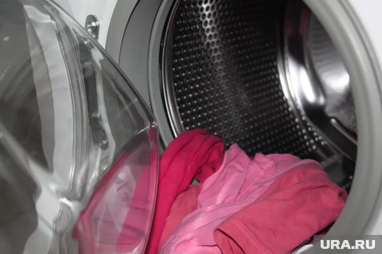 Женщина не смогла объяснить, зачем засунула ребенка в стиральную машину