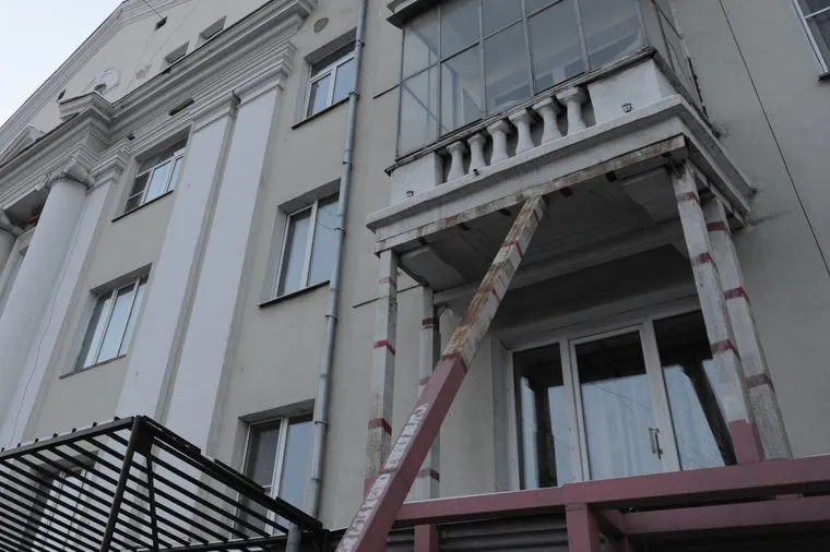Дом с обрушенным фасадом и балконом на Ленина 61. Челябинск, балкон, подпорка, реконструкция, обрушение фасада