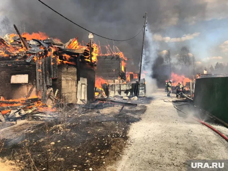По данным МЧС, горят 10 жилых построек на площади 500 квадратных метров