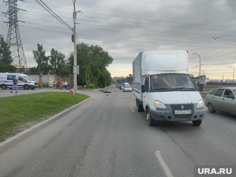 Екатеринбуржец на самокате наехал на бордюр и вылетел на проезжую часть