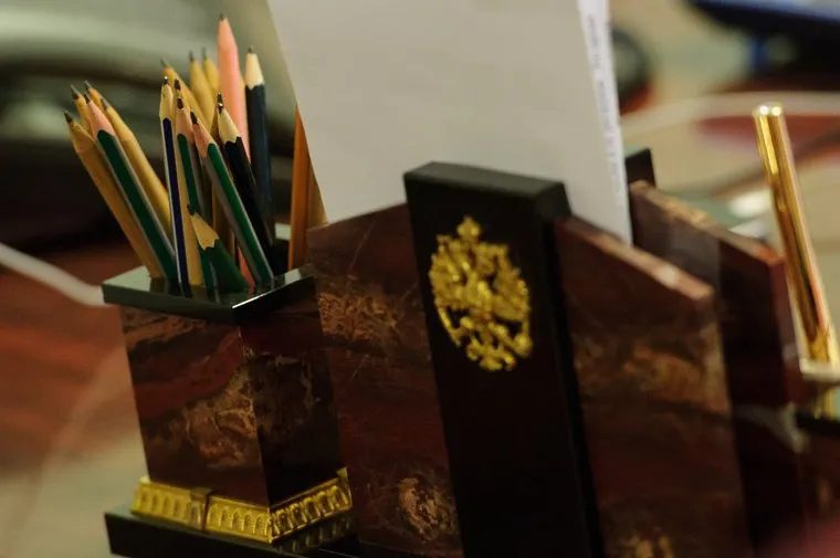 Интервью Вадимом Дубичевым. Екатеринбург, кабинет чиновника, карандаши, подставка