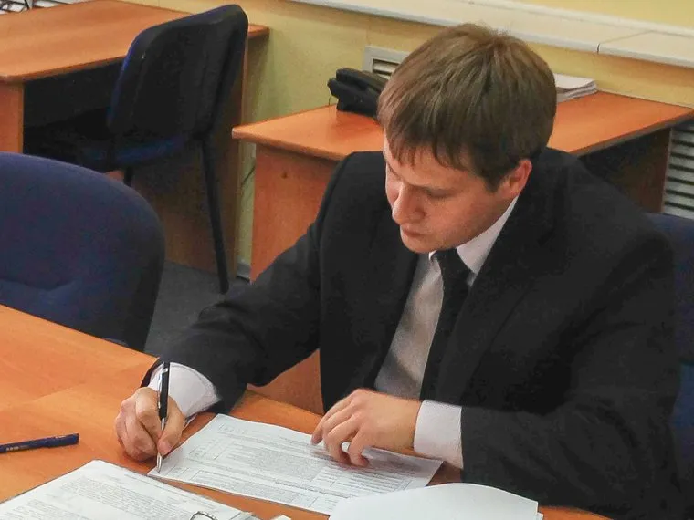 Кандидат в губернаторы Зауралья Юрий Александров сдает документы в Избирком. Курган, александров юрий