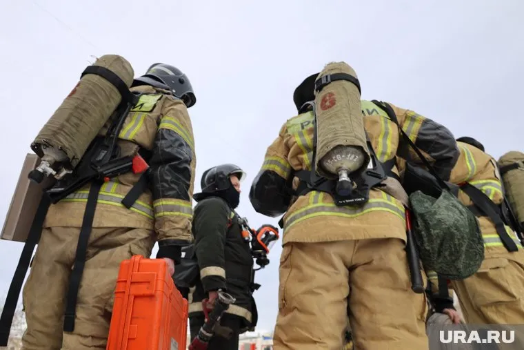 Сотрудники МЧС эвакуировали шесть человек из горящего дома