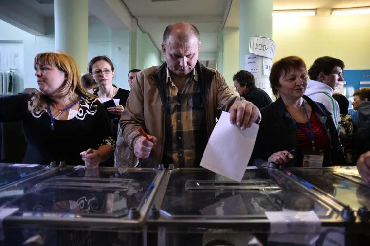 Референдум в Мариуполе. Горящее здание Горисполкома. Украина, референдум, мариуполь