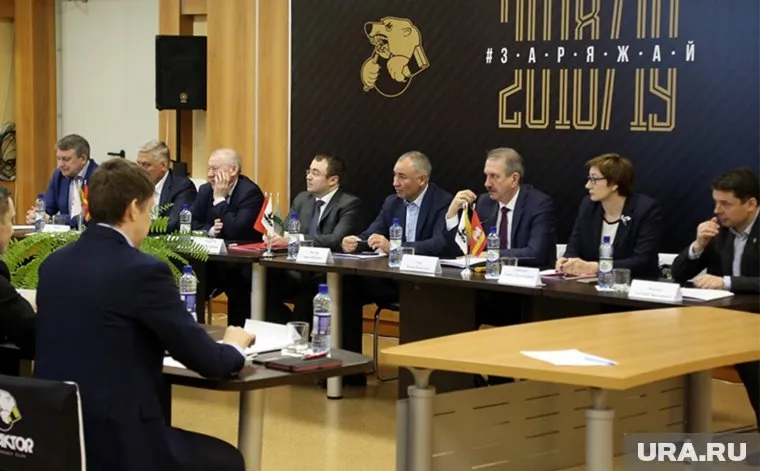 Евгений Тефтелев (третий слева) покидает «Трактор» последним из «магнитогорцев» Дубровского