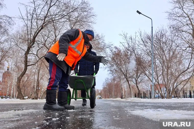 Илецкая соль помогает убирать наледь на улицах Кургана