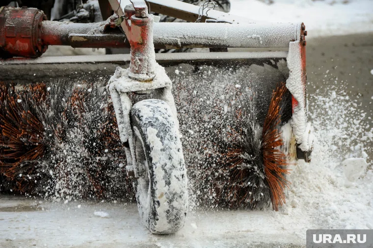 К уборке первого снега на трассах пришлось привлечь дорожные службы