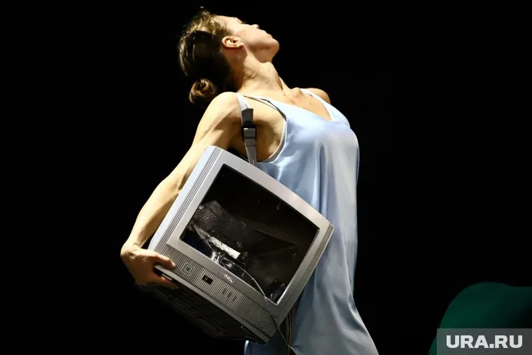 Пока танцоры вынуждены репетировать на сцене, на которой выступают