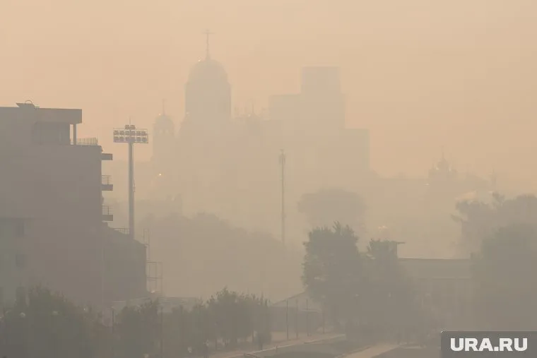Екатеринбуржцы жалуются на запах гари, установившийся в городе