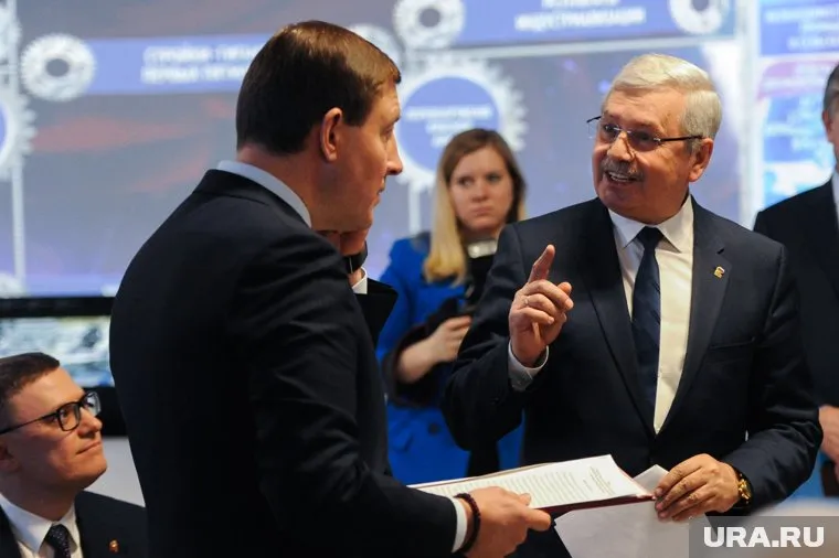 Владимир Мякуш (справа) подаст заявление о сложении полномочий лично Андрею Турчаку (в центре)