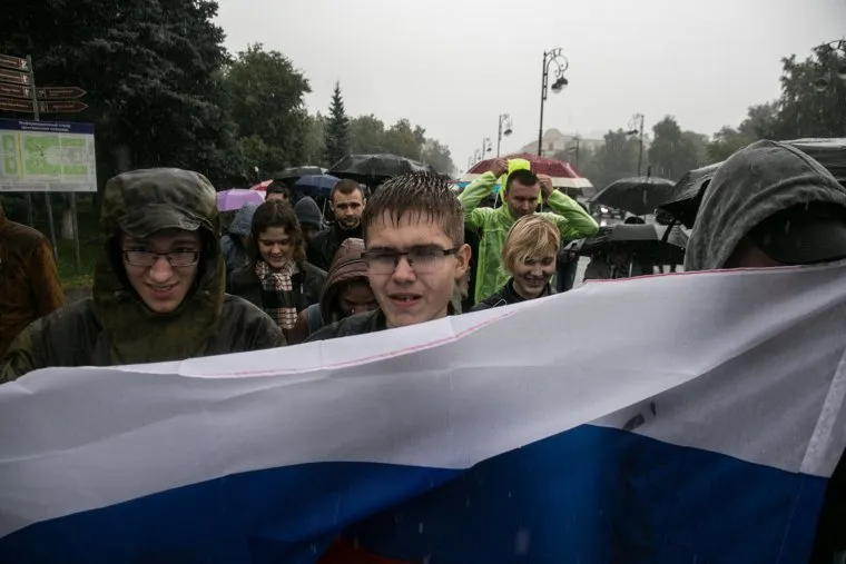 Несанкционированная акция против изменения пенсионной системы в Тюмени, молодежь, флаг, шествие, дождь