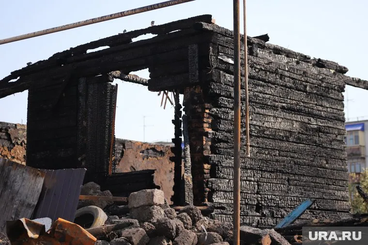 Под обломками сгоревшего дома пожарные обнаружили тела двух женщин и мужчины (архивное фото)