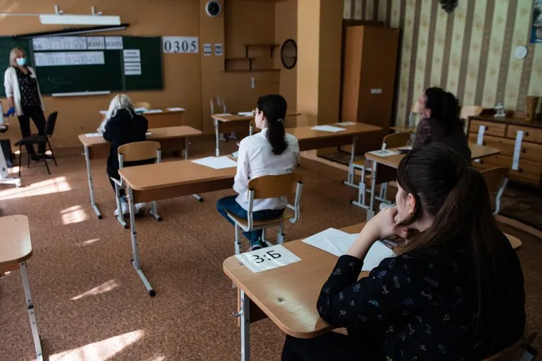 Первый экзамен в рамках основного периода сдачи ЕГЭ в школе № 208. Екатеринбург