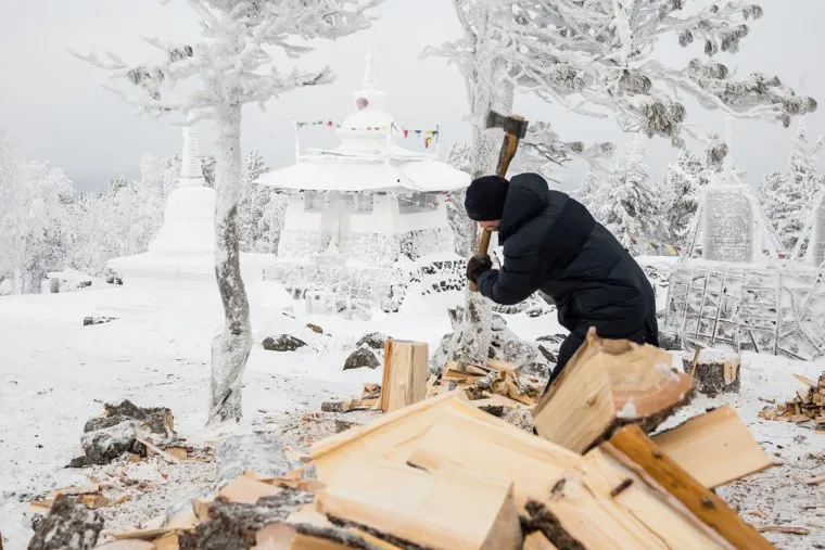 Буддистский монастырь Шедруб Линг. Качканар, заготовка дров, шедруб линг, рубит дрова