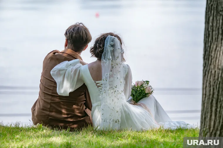 Скоро екатеринбуржцы получат право жениться со школьной скамьи