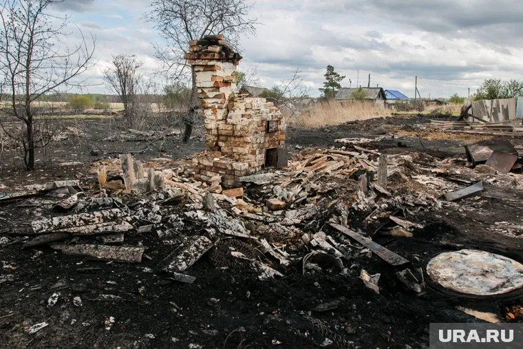 На месте сгоревшего дома пермяк создал нежилое строение