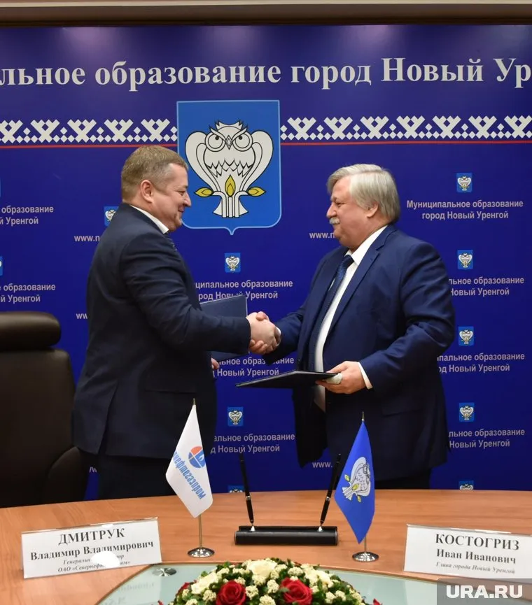 Владимир Дмитрук (слева) подписал соглашение с Иваном Костогризом (справа)