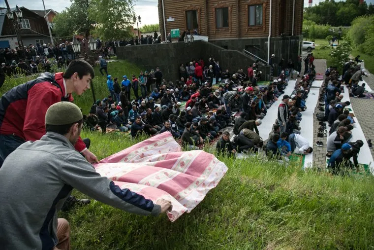 Праздничный намаз на Ураза-байрам, Тюмень, намаз, ураза-байрам, коврики для намаза, мусульмане