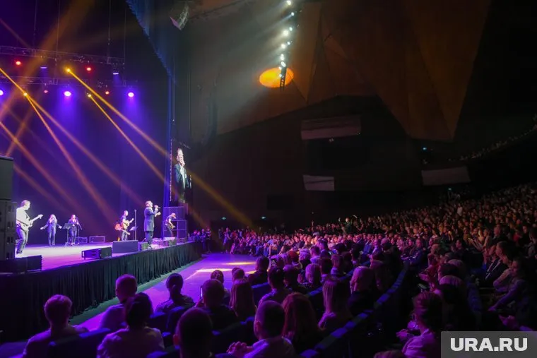 На концерте Лепса в Санкт-Петербурге охрана вывела из зала женщину из-за неадекватного поведения