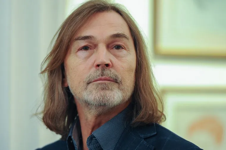 Художник Никас Сафронов привез в Челябинск экспозицию своих работ. Выставку открыл губернатор Челябинской области Борис Дубровский. Челябинск