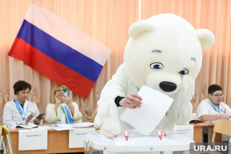 Избиратель в костюме медведя поднял настроение всем, кто был на участке