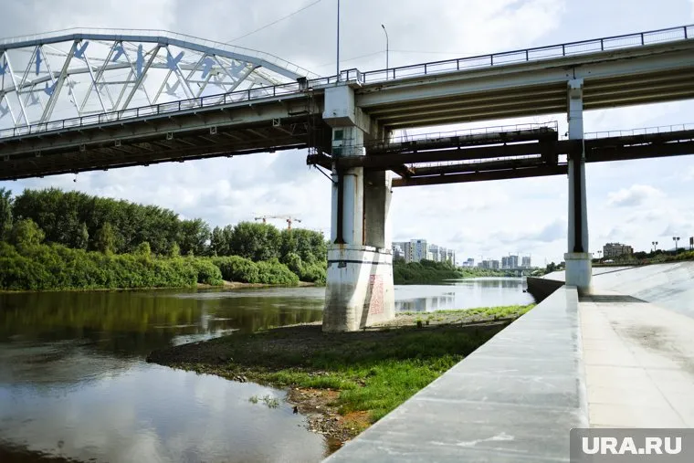 Камни и песок вымывает на нижний ярус набережной под мостом Челюскинцев