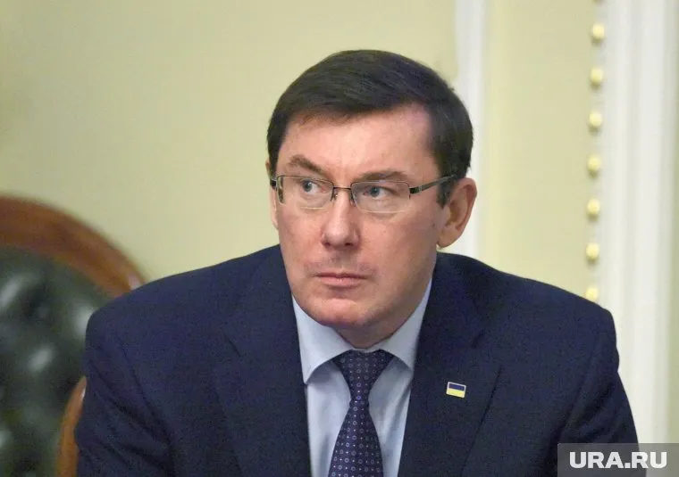 Первые две «волны» пришлись на присоединение Крыма и войну на Донбассе, считает Луценко