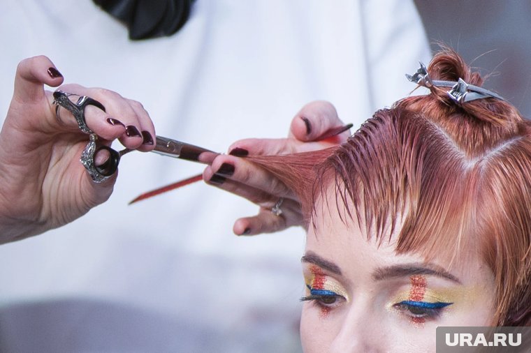 Когда стричь волосы в ноябре 2025: лучшие и неблагоприятные дни