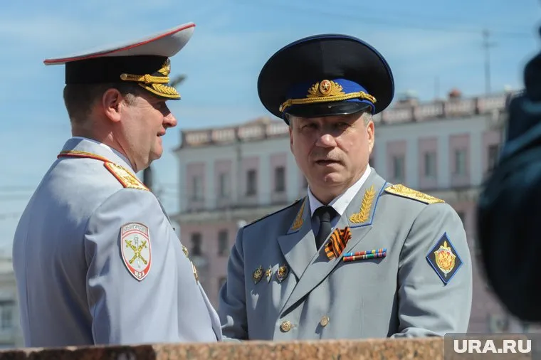 Юрий Никитин (справа) на следующей неделе согласует в Москве новых начальников челябинского УФСБ
