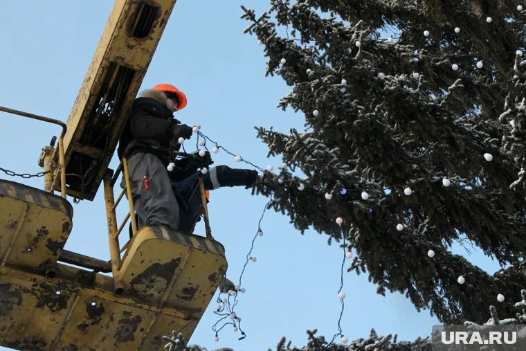 Рабочие бросили гирлянду и ушли