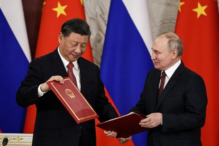 Президент России Владимир Путин и председатель КНР Си Цзинь Пин на встрече во время совместного заявления в Кремле. Москва
