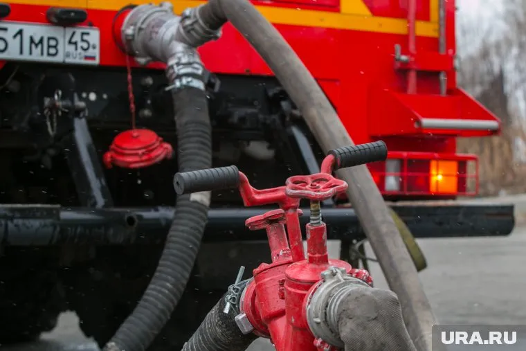 Пожарные проливают территорию