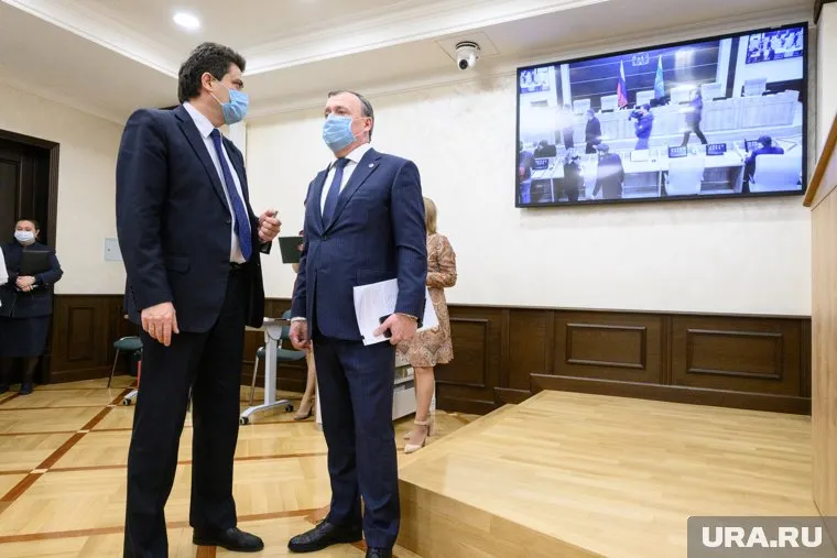 Алексей Орлов (справа) начинает менять информационную политику мэрии