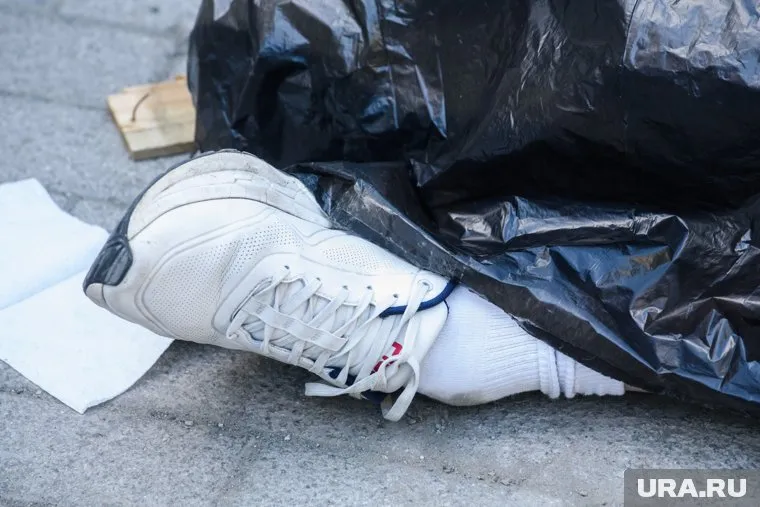 На кроссовке девушки была агрессивная надпись (архивное фото)