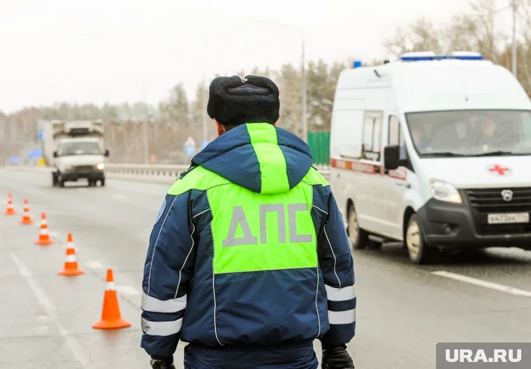 На место происшествия прибыли сотрудники скорой помощи