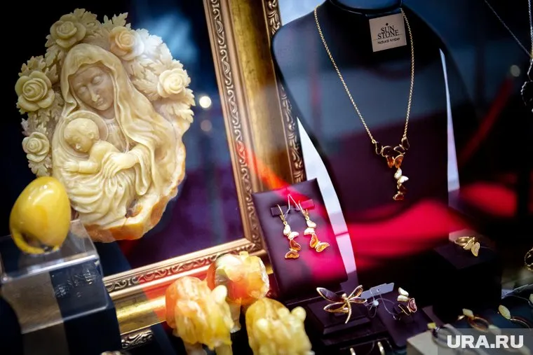 Детали некоторых изделий выполнены из янтаря