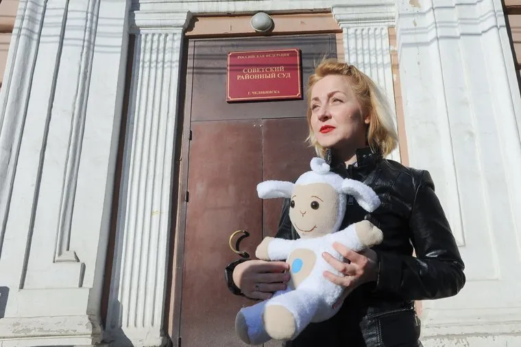 Евгения Чудновец на суде по «делу Сандакова». Челябинск, мягкая игрушка, чудновец евгения, суд советского района челябинска