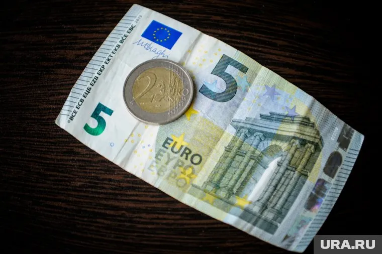 Курс евро 1 марта будет 104,4772 рубля