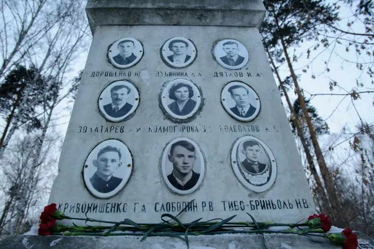 Возложение цветов на могиле "дятловцев" по случаю 58-ой годовщины гибели группы. Екатеринбург